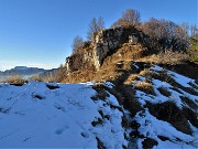 42 In zona d'ombra neve e ghiaccetto sul sentiero